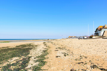 La plage de Juno beach à Bernieres-sur-Mer en France, en Normandie, dans le Calvados, au bord de...