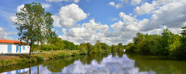 Panoramique au fil de l'eau de la Sèvre Niortaise à Damvix (85420), département de Vandée en région Pays-de-la-Loire, France © didier salou