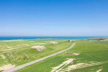 Naklejka premium Une vue aérienne de la batterie d'artillerie de Longues sur Mer en France, en Normandie, dans le Calvados, au bord de la Manche sous le Soleil.