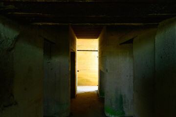 L'arrière d'un bunker de la batterie de Longues sur Mer en France, en Normandie, dans le Calvados, au bord de la Manche sous le Soleil.