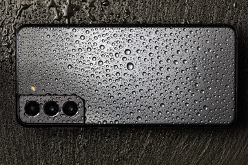 Samsung Galaxy S21 Phantom Grey in waterdrops