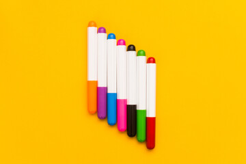 Obraz premium Set of felt pens isolated on a yellow background in row