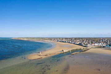 La plage, le port, les phares de la ville de Grand Camp Maisy en France, en Normandie, dans le...