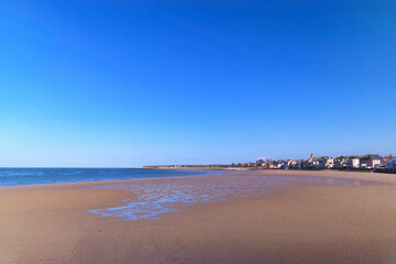 La plage de la ville de Grand Camp Maisy en France, en Normandie, dans le Calvados, au bord de la Manche sous le Soleil.