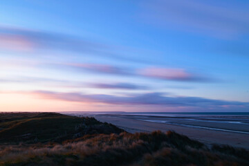 Obraz premium La plage de sable et les dunes de Utah beach en France, en Normandie, dans la Manche.