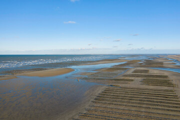 Les parcs à huîtres et de moules de la plage de Utah beach en France, en Normandie, dans la Manche.