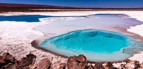 Laguna de sal con fuertes colores azules  © MVH