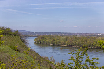 Donau bei Paks bei dem Kernkraftwerk in Ungarn