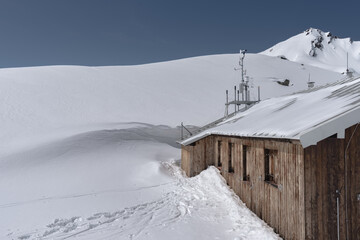Berghütte mit Schneewechte