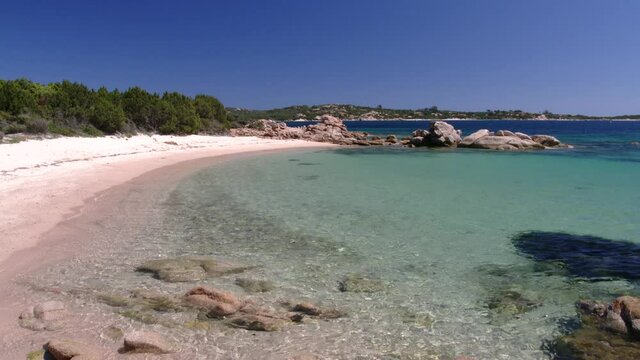 Liscia Ruja &egrave; certamente una delle spiagge pi&ugrave; grandi della affacciata su un piccolo golfo chiuso in lontananza dalle spiagge di Capriccioli.