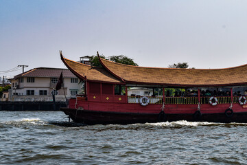 タイ、チャオプラヤー川をクルーズする
