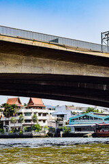 Obraz premium タイ、チャオプラヤー川をクルーズする 