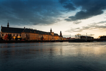 Obraz premium sunset over the oder river and view of the old town of wroclaw in poland