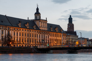 Naklejka premium sunset over the oder river and view of the old town of wroclaw in poland