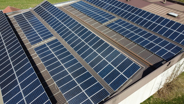 energia solare pannelli solari tetto edifico azienda produzione energia rinnovabile 