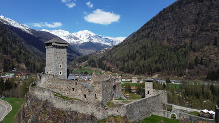 Fototapeta na wymiar castello montagna 