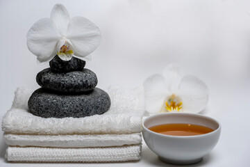 spa style, white towels, honey cup, Zen stones, orchid: everything for a relaxing massage