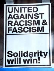 Plakat in einem Schaufenster: "United against Racism &  Fascism - Solidarity will win!"
