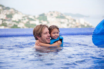 Vater mit Tochter im Schwimmbad © topshots