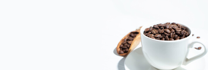 コーヒー豆（マイルドブレンド）とコーヒーカップ
