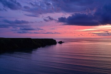 日没後の夕焼けに染まる静かな入り江の情景＠北海道