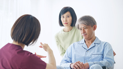 看護師の説明を聞く患者と家族