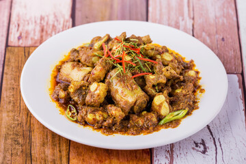Stir fry pork rib with red curry