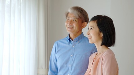 リビングでリラックスするミドル夫婦