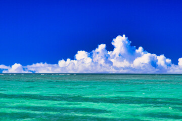 沖縄の美しいサンゴ礁の海と雲