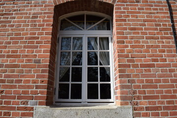 Fototapeta na wymiar 白い窓枠 赤レンガ壁