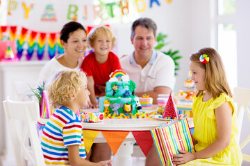 Naklejka premium Child birthday party cake. Family with kids.