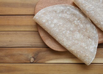 신선한 원형모양의 또띠아 
