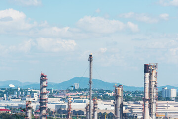 Obraz premium Oil refinery gas petrol plant industry with crude tank, gasoline supply and chemical factory. Petroleum barrel fuel heavy industry oil refinery manufacturing factory plant. Refinery industry concept