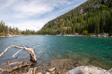 Fototapeta premium USA Washington state mountains and mountain lake. Emerald water. HDR TOURISM AND TRAVEL
