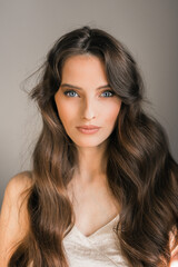 Naklejka premium Portrait of a young brunette woman, model, enchanted look, looking at the camera.