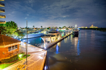 Fototapeta na wymiar Boats and buildings in Coral Bay at night, Fort Lauderdale