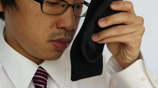悪臭のする黒の靴下と日本人男性