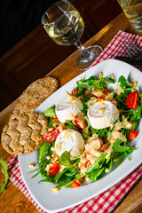 Rocket salad with goat cheese and honey dressing