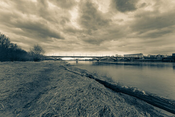 Fototapeta na wymiar Warszawa, widok na most łazienkowski z prawego brzegu
