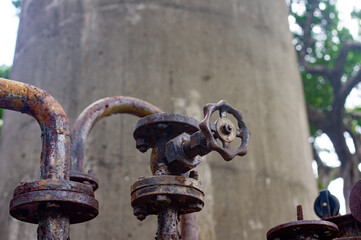 錆びて古びたバルブ