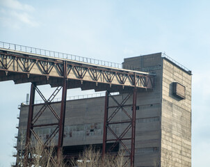 Obraz premium metal factory building on the background of a slightly cloudy sky