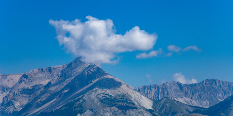 Nuage sur un sommet de montagne