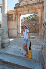 Fototapeta na wymiar Girl tourist on the background of ancient buildings