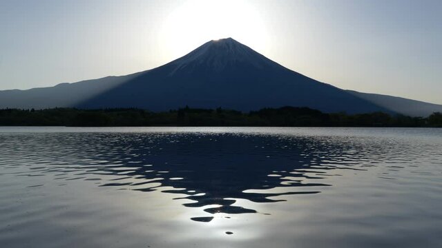 田貫湖より望む富士山頂に昇る太陽と逆さ富士のリアルタイム映像（ズームアウト）