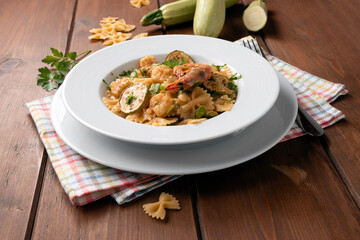 Piatto di deliziose farfalle con zucchine e gamberi, Cucina Italiana 