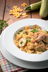 Piatto di deliziose farfalle con zucchine e gamberi, Cucina Italiana 