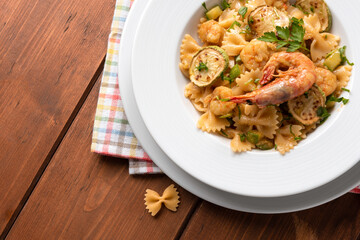 Piatto di deliziose farfalle con zucchine e gamberi, Cucina Italiana 