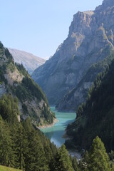 Ein See in den Alpen der Schweiz