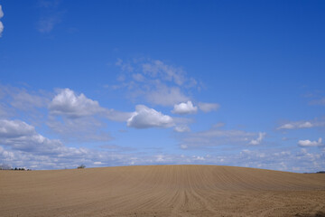 Landwirtschaftliche Fläche unter Wolkenhimmel
