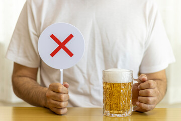 ビールを飲む男性と、falseサイン(30代、日本人)